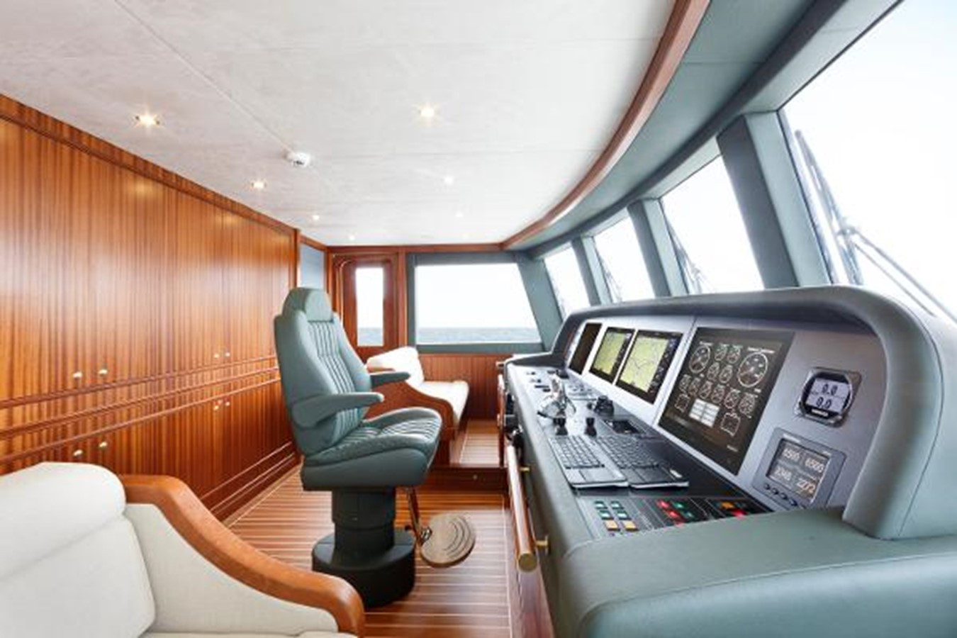 https://arconyachts.ams3.digitaloceanspaces.com/64366/conversions/large_2037600-optimize.jpg