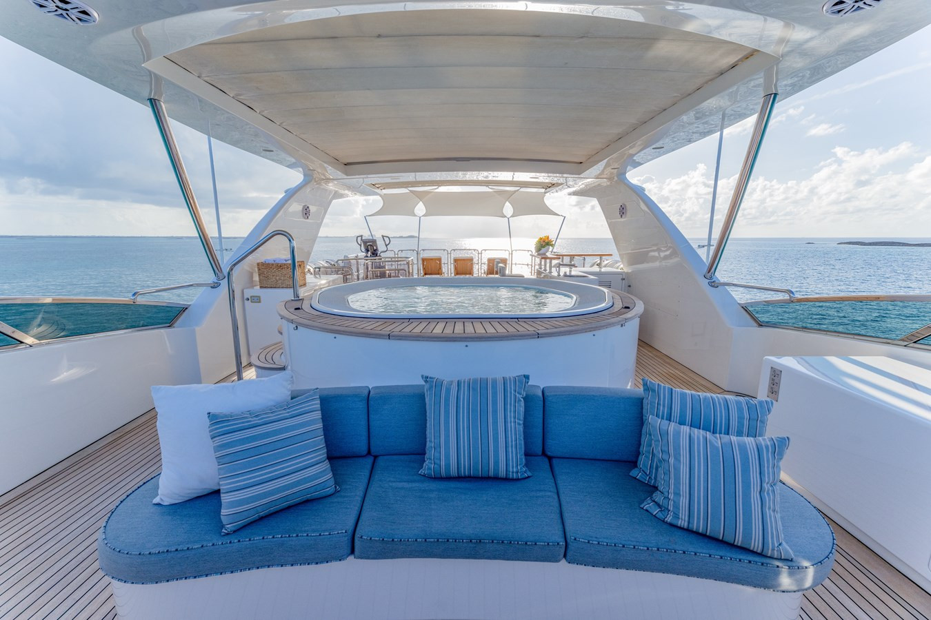 https://arconyachts.ams3.digitaloceanspaces.com/64373/conversions/large_4246096-optimize.jpg