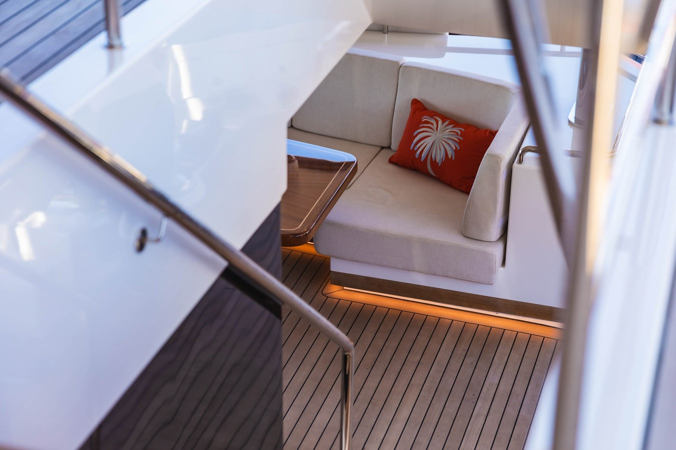 https://arconyachts.ams3.digitaloceanspaces.com/64441/conversions/large_4723778-optimize.jpg