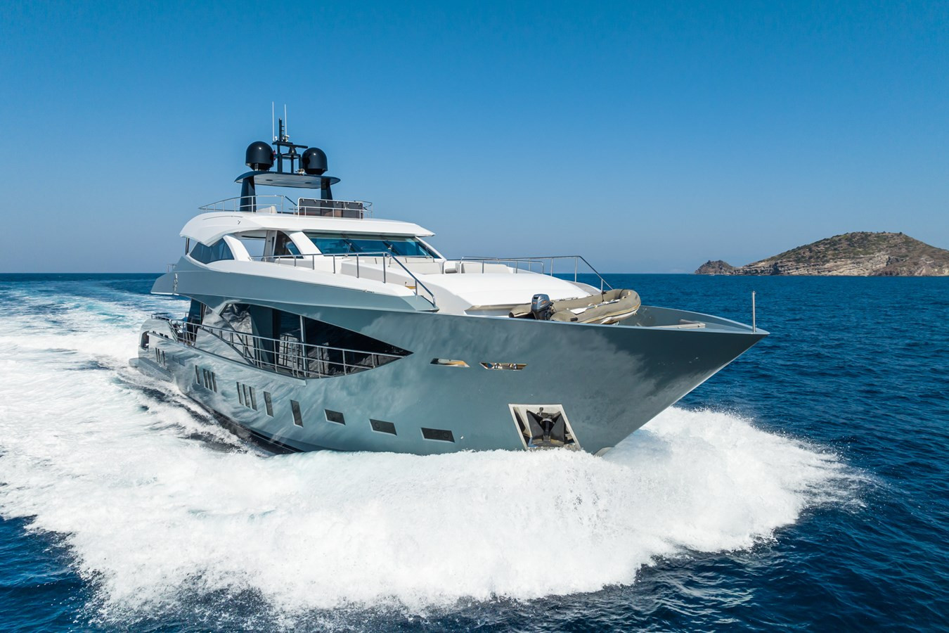 https://arconyachts.ams3.digitaloceanspaces.com/64444/conversions/large_4006141-optimize.jpg