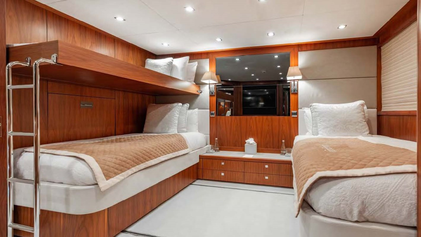 https://arconyachts.ams3.digitaloceanspaces.com/64464/conversions/large_4584161-optimize.jpg