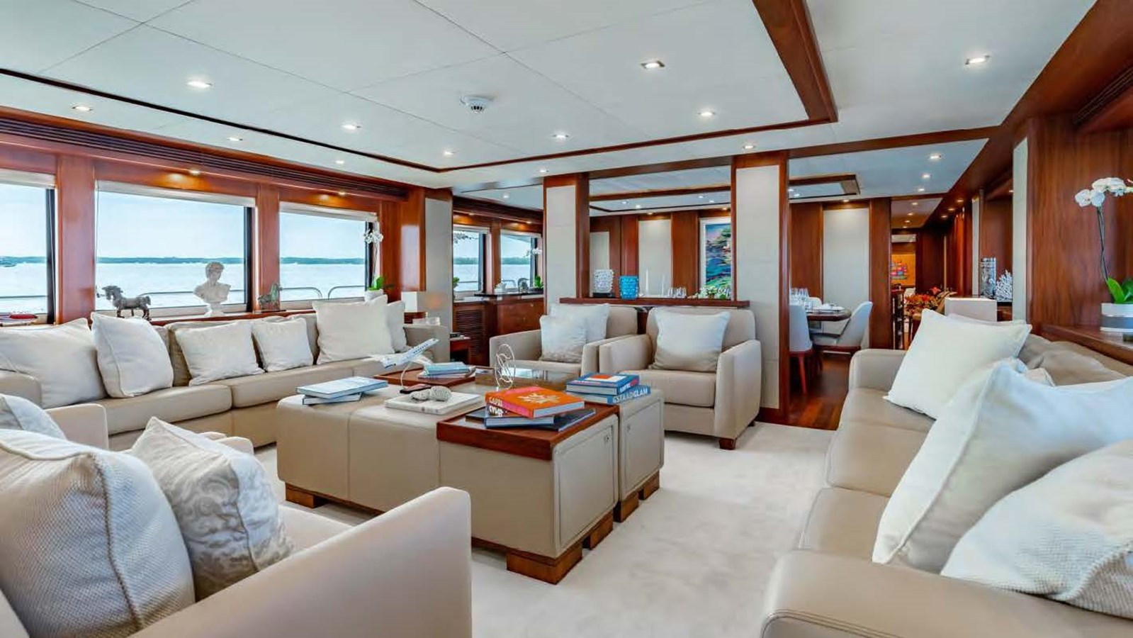 https://arconyachts.ams3.digitaloceanspaces.com/64503/conversions/large_4584175-optimize.jpg