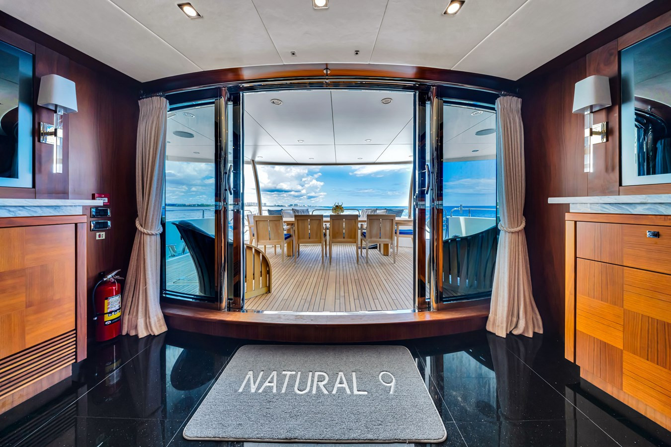 https://arconyachts.ams3.digitaloceanspaces.com/64535/conversions/large_4761943-optimize.jpg