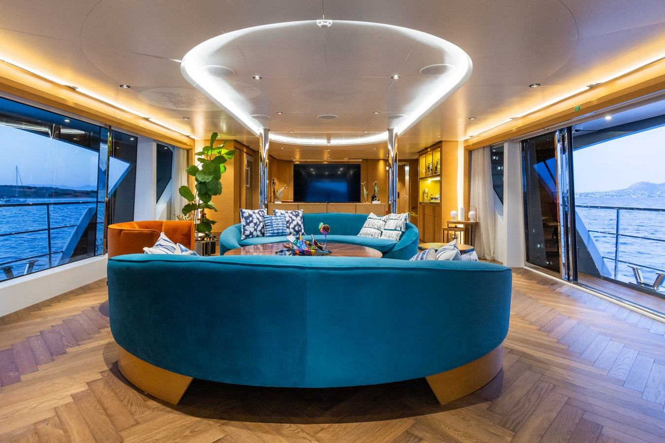 https://arconyachts.ams3.digitaloceanspaces.com/64542/conversions/large_4006192-optimize.jpg