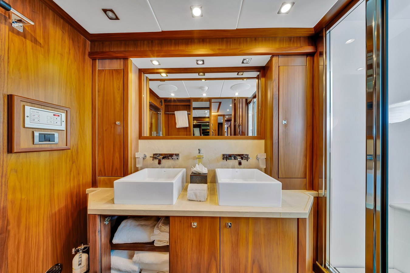 https://arconyachts.ams3.digitaloceanspaces.com/64560/conversions/large_4761961-optimize.jpg