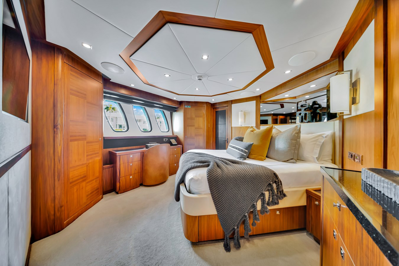 https://arconyachts.ams3.digitaloceanspaces.com/64572/conversions/large_4761966-optimize.jpg