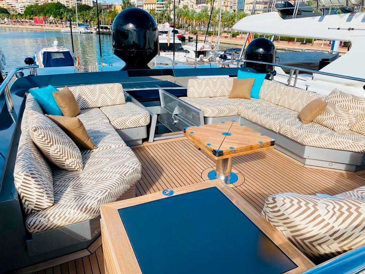https://arconyachts.ams3.digitaloceanspaces.com/64631/conversions/large_4166786-optimize.jpg