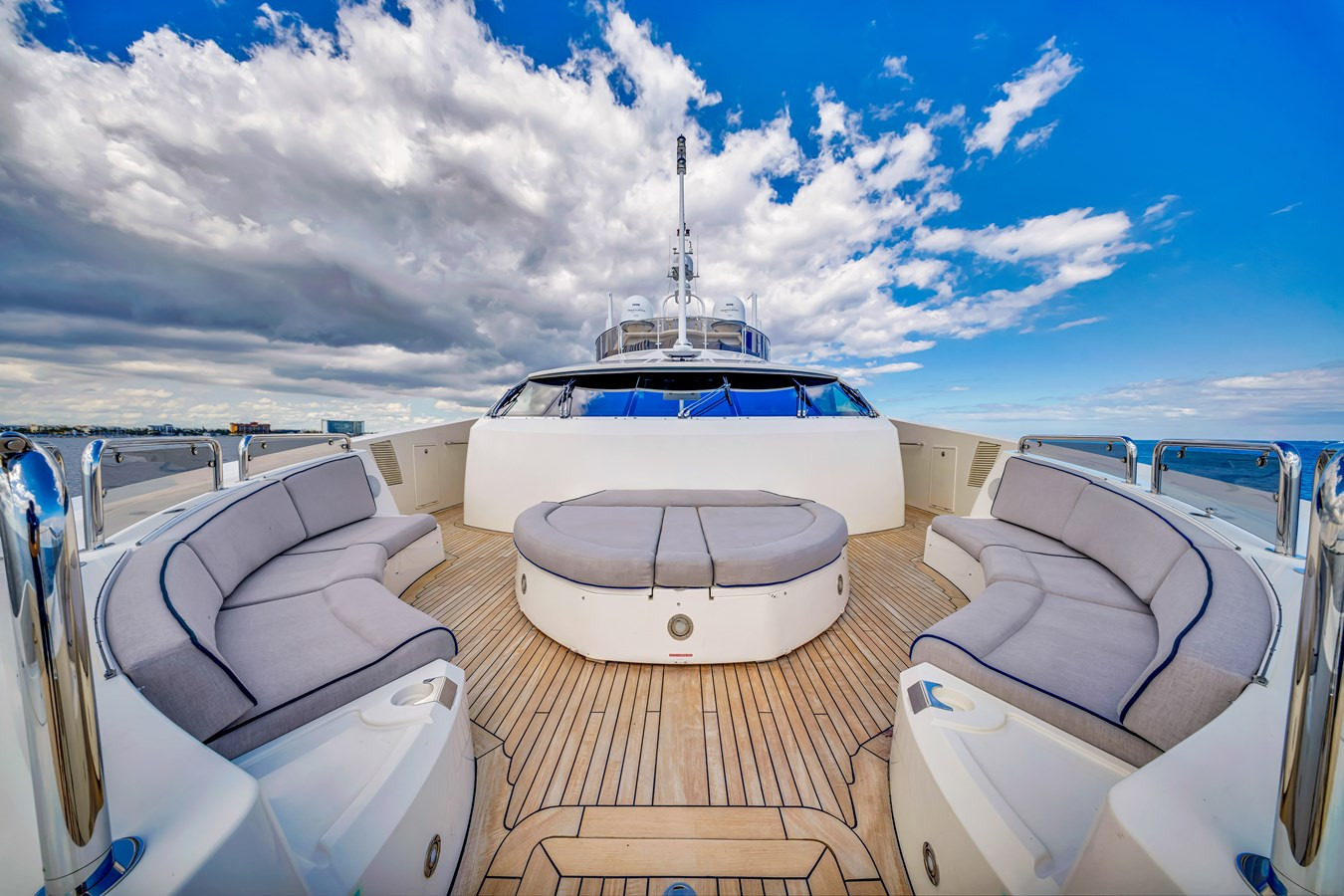https://arconyachts.ams3.digitaloceanspaces.com/64633/conversions/large_4762011-optimize.jpg