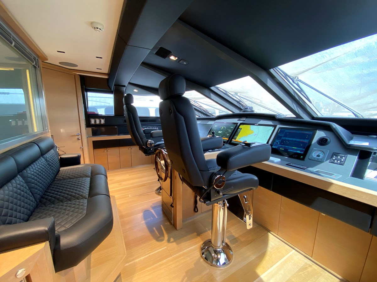 https://arconyachts.ams3.digitaloceanspaces.com/64668/conversions/large_4166801-optimize.jpg