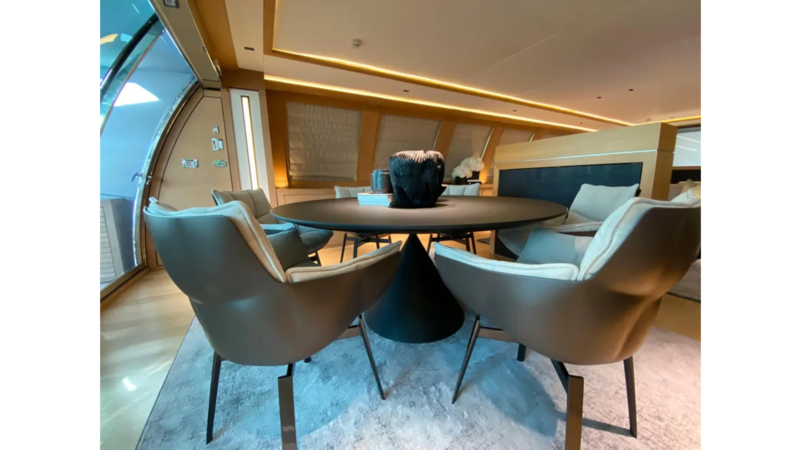 https://arconyachts.ams3.digitaloceanspaces.com/64692/conversions/large_4532726-optimize.jpg