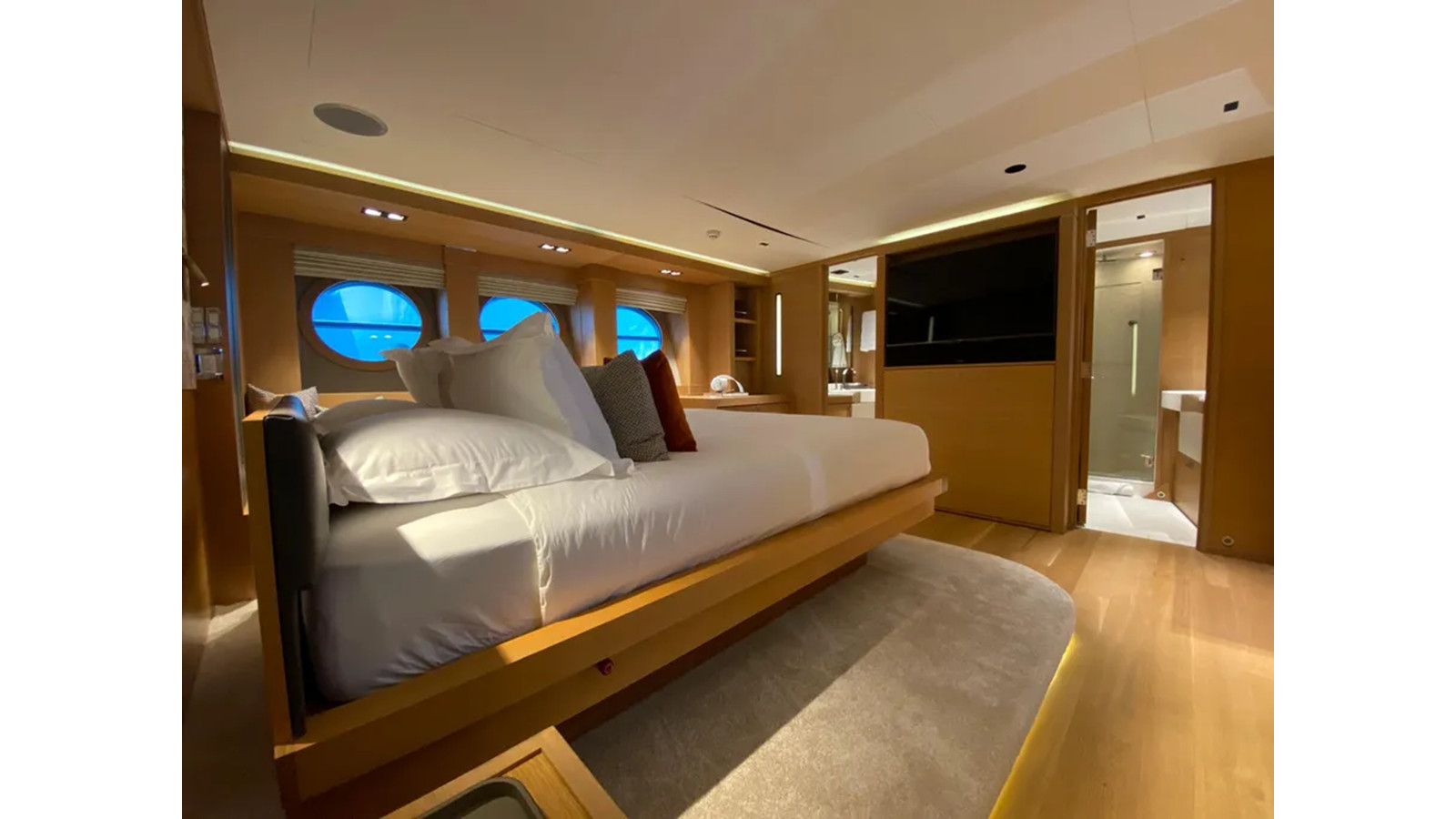 https://arconyachts.ams3.digitaloceanspaces.com/64710/conversions/large_4532733-optimize.jpg