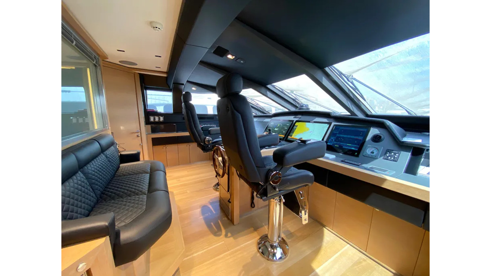 https://arconyachts.ams3.digitaloceanspaces.com/64729/conversions/large_4532739-optimize.jpg