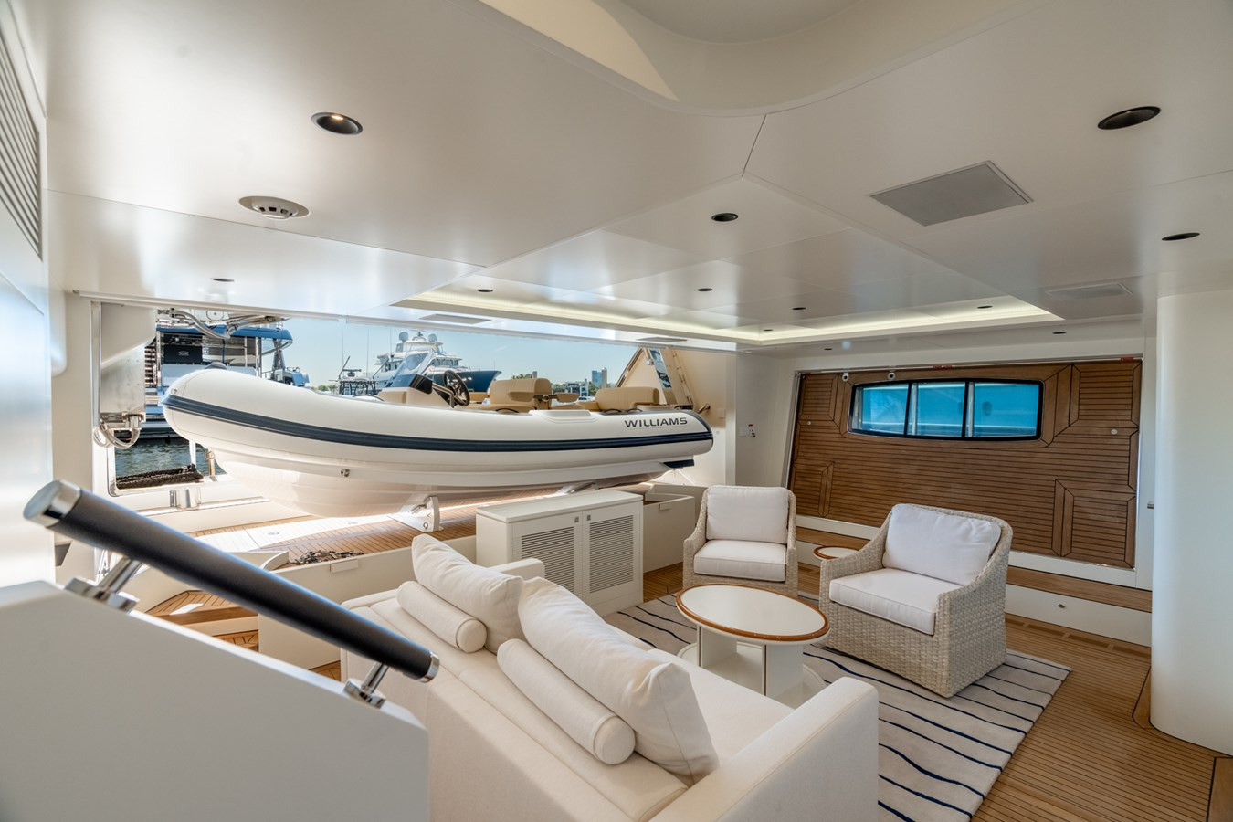 https://arconyachts.ams3.digitaloceanspaces.com/64850/conversions/large_4812607-optimize.jpg