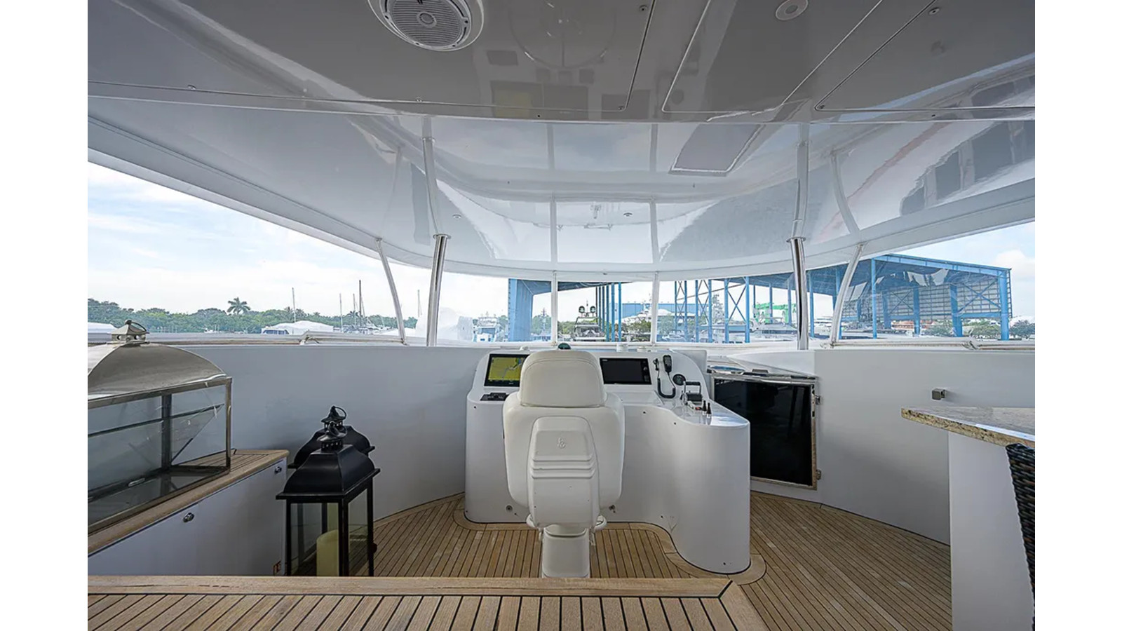 https://arconyachts.ams3.digitaloceanspaces.com/64973/conversions/large_4383807-optimize.jpg
