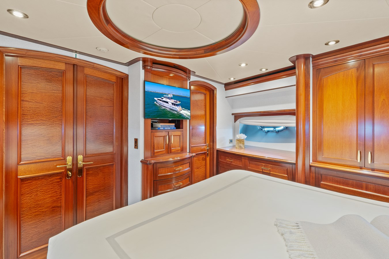 https://arconyachts.ams3.digitaloceanspaces.com/64985/conversions/large_4667172-optimize.jpg
