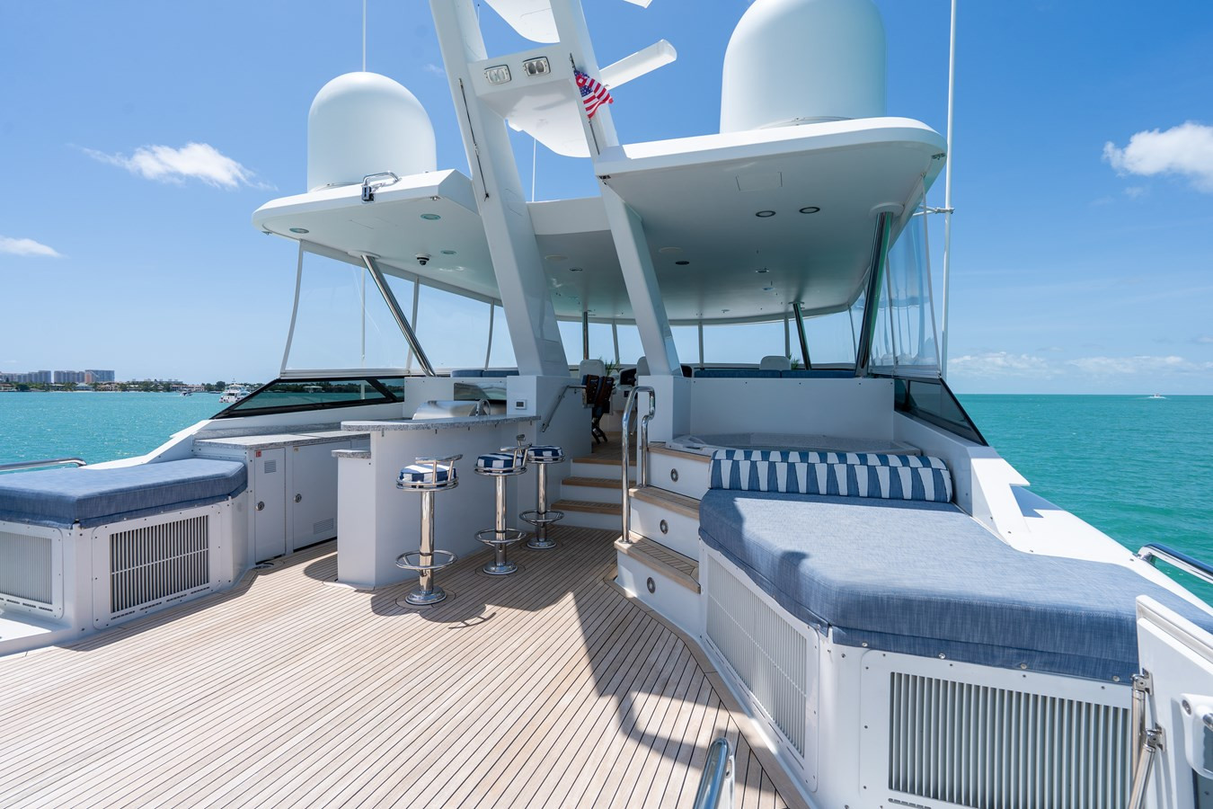 https://arconyachts.ams3.digitaloceanspaces.com/65021/conversions/large_4667186-optimize.jpg