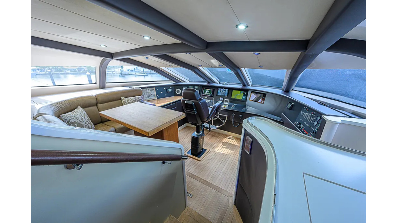 https://arconyachts.ams3.digitaloceanspaces.com/65036/conversions/large_4383818-optimize.jpg