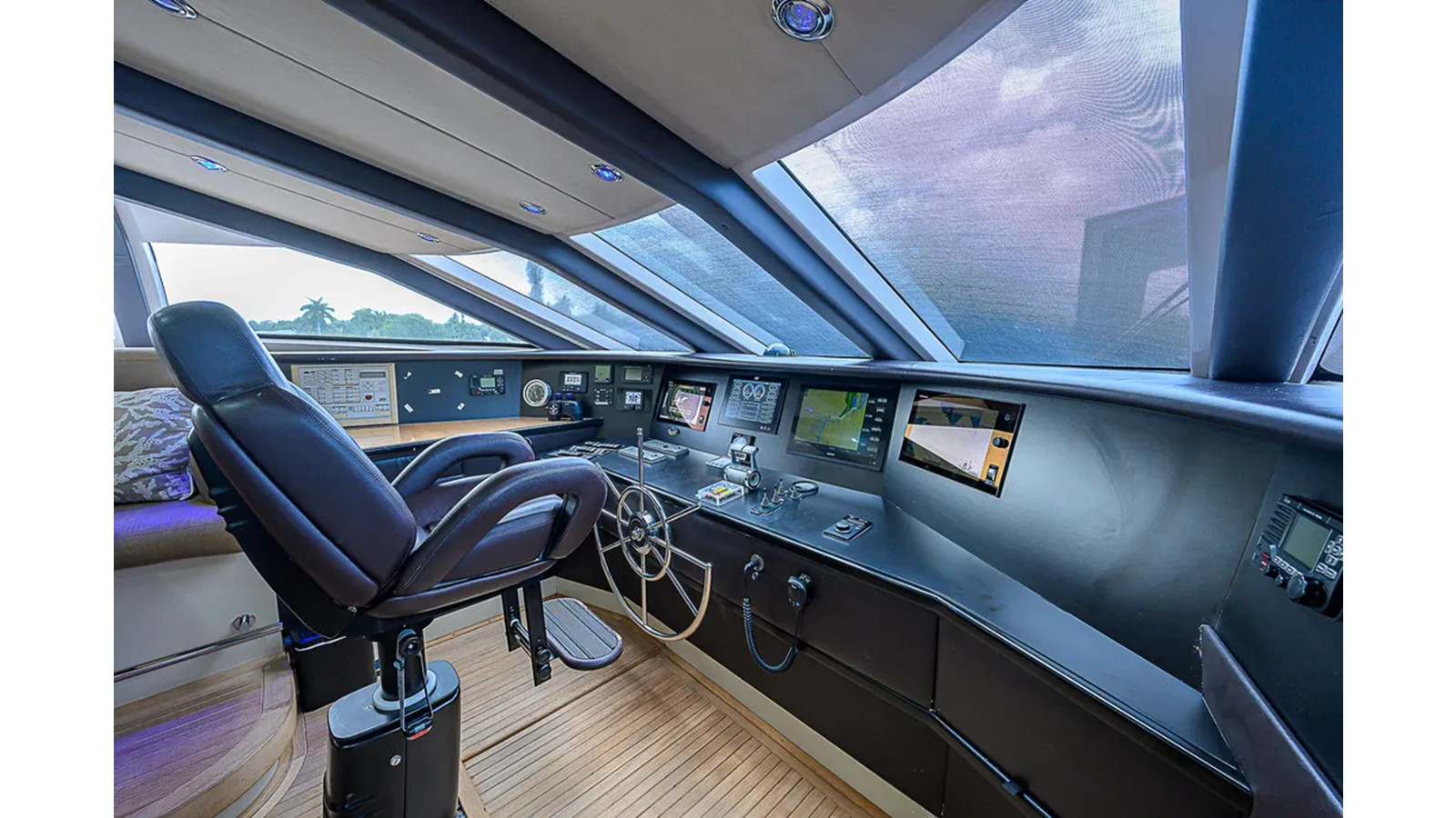 https://arconyachts.ams3.digitaloceanspaces.com/65043/conversions/large_4383820-optimize.jpg