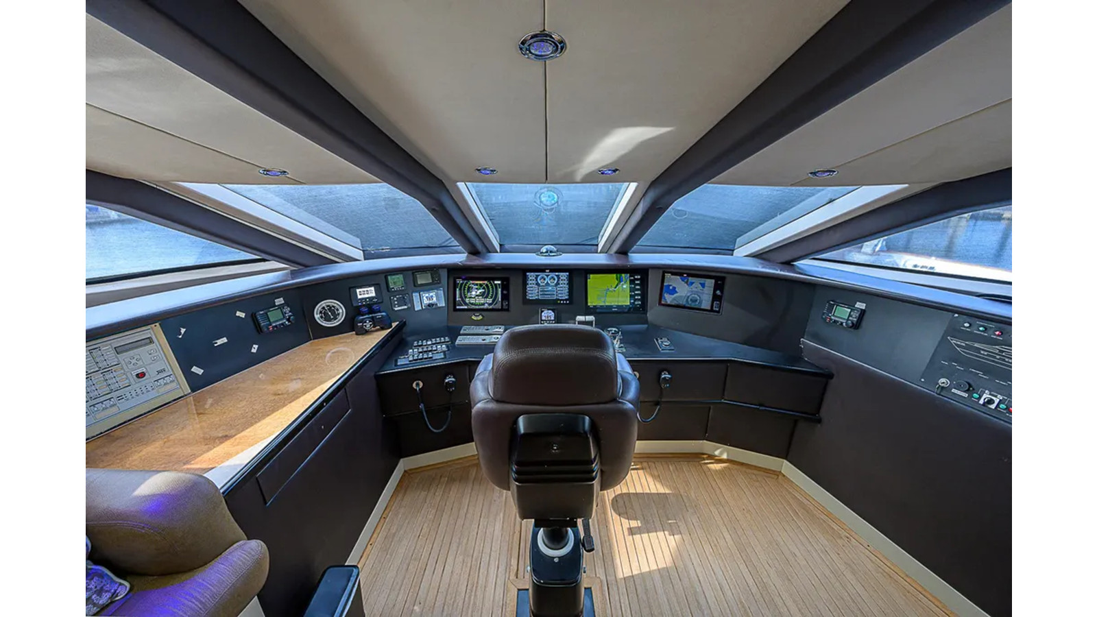 https://arconyachts.ams3.digitaloceanspaces.com/65046/conversions/large_4383821-optimize.jpg