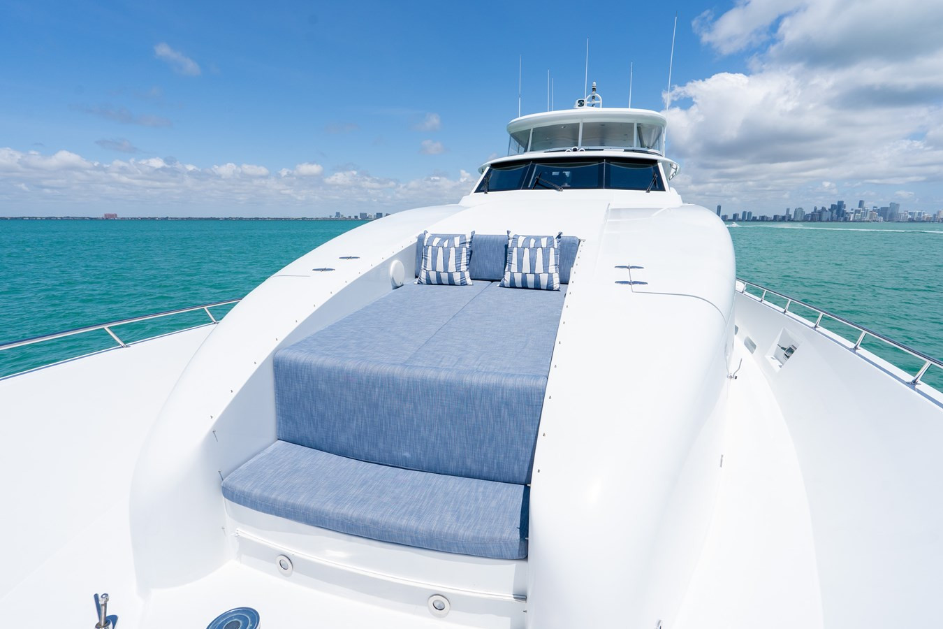 https://arconyachts.ams3.digitaloceanspaces.com/65055/conversions/large_4667199-optimize.jpg