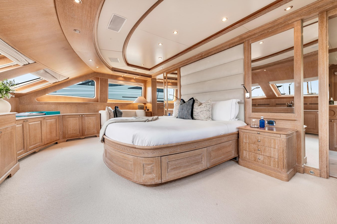 https://arconyachts.ams3.digitaloceanspaces.com/65136/conversions/large_4770583-optimize.jpg