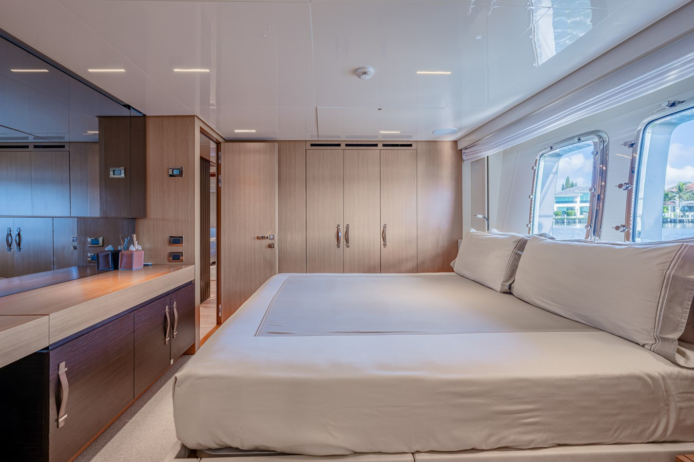 https://arconyachts.ams3.digitaloceanspaces.com/65192/conversions/large_4748322-optimize.jpg