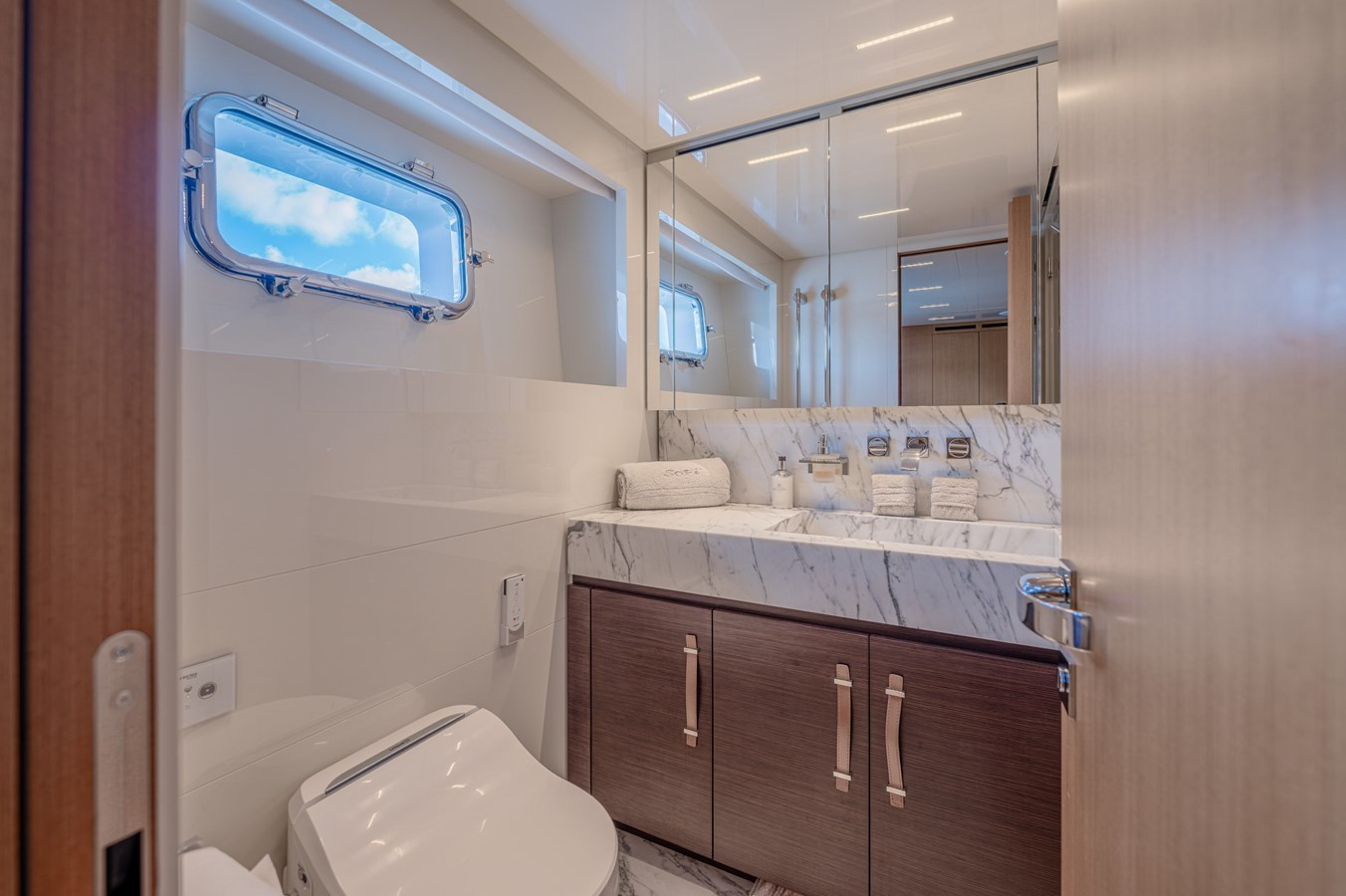 https://arconyachts.ams3.digitaloceanspaces.com/65204/conversions/large_4748326-optimize.jpg