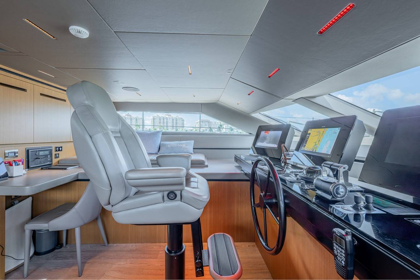 https://arconyachts.ams3.digitaloceanspaces.com/65220/conversions/large_4748332-optimize.jpg
