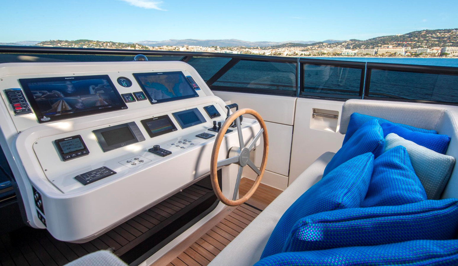 https://arconyachts.ams3.digitaloceanspaces.com/65326/conversions/large_4857436-optimize.jpg