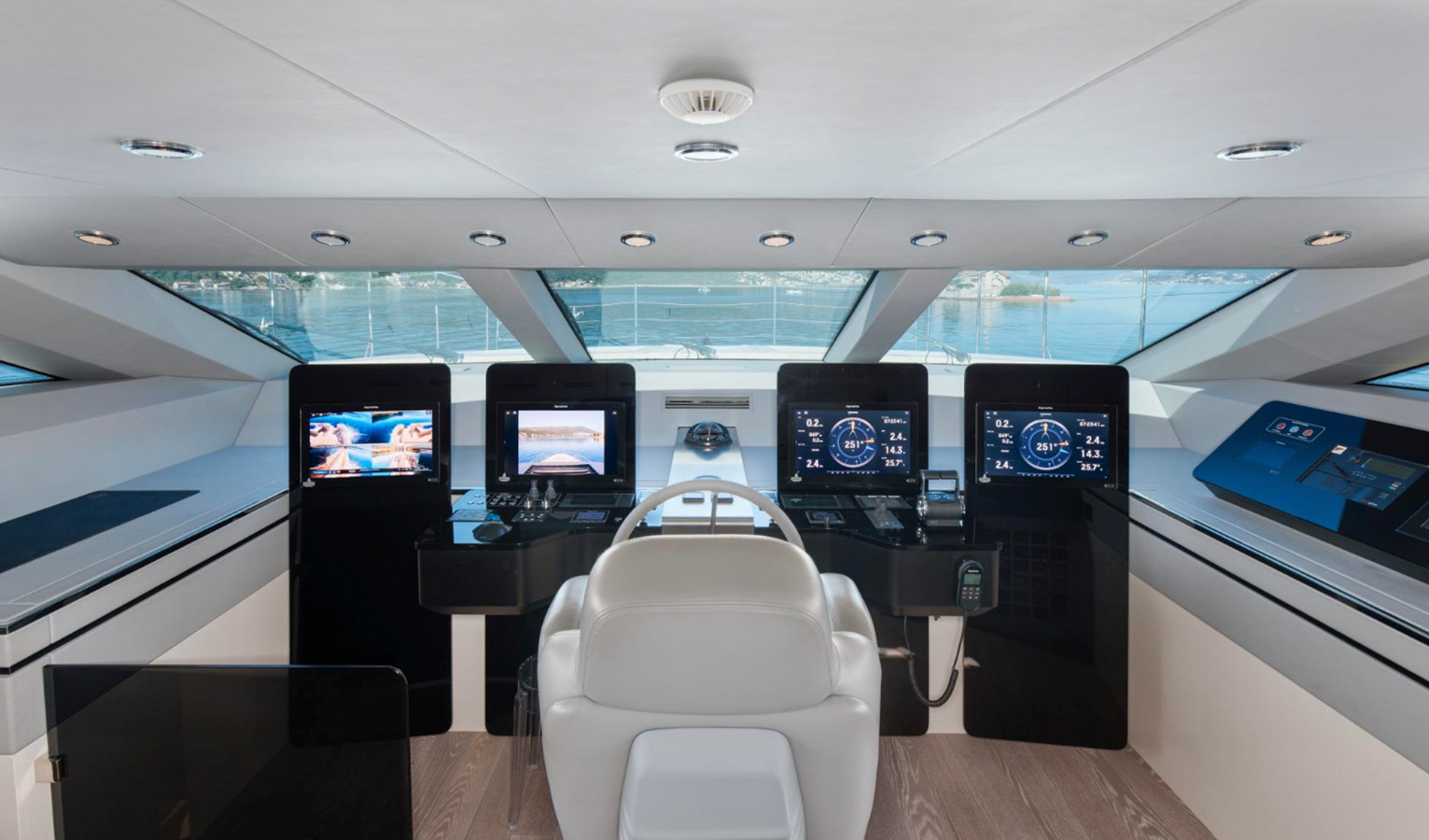 https://arconyachts.ams3.digitaloceanspaces.com/65331/conversions/large_4857437-optimize.jpg