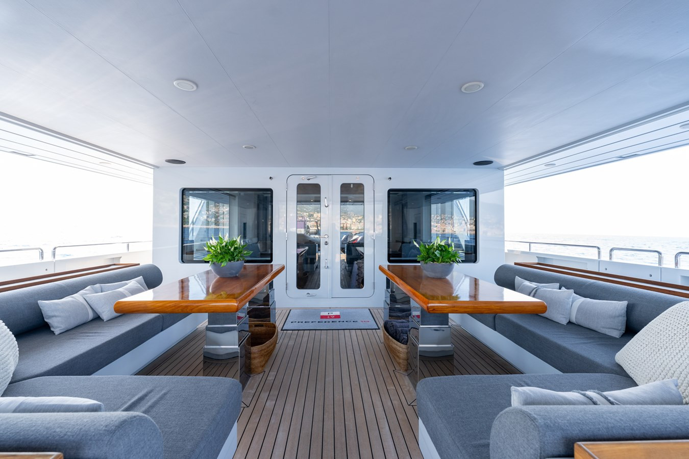 https://arconyachts.ams3.digitaloceanspaces.com/65396/conversions/large_4705327-optimize.jpg