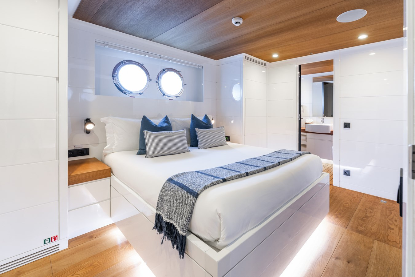 https://arconyachts.ams3.digitaloceanspaces.com/65426/conversions/large_4705345-optimize.jpg