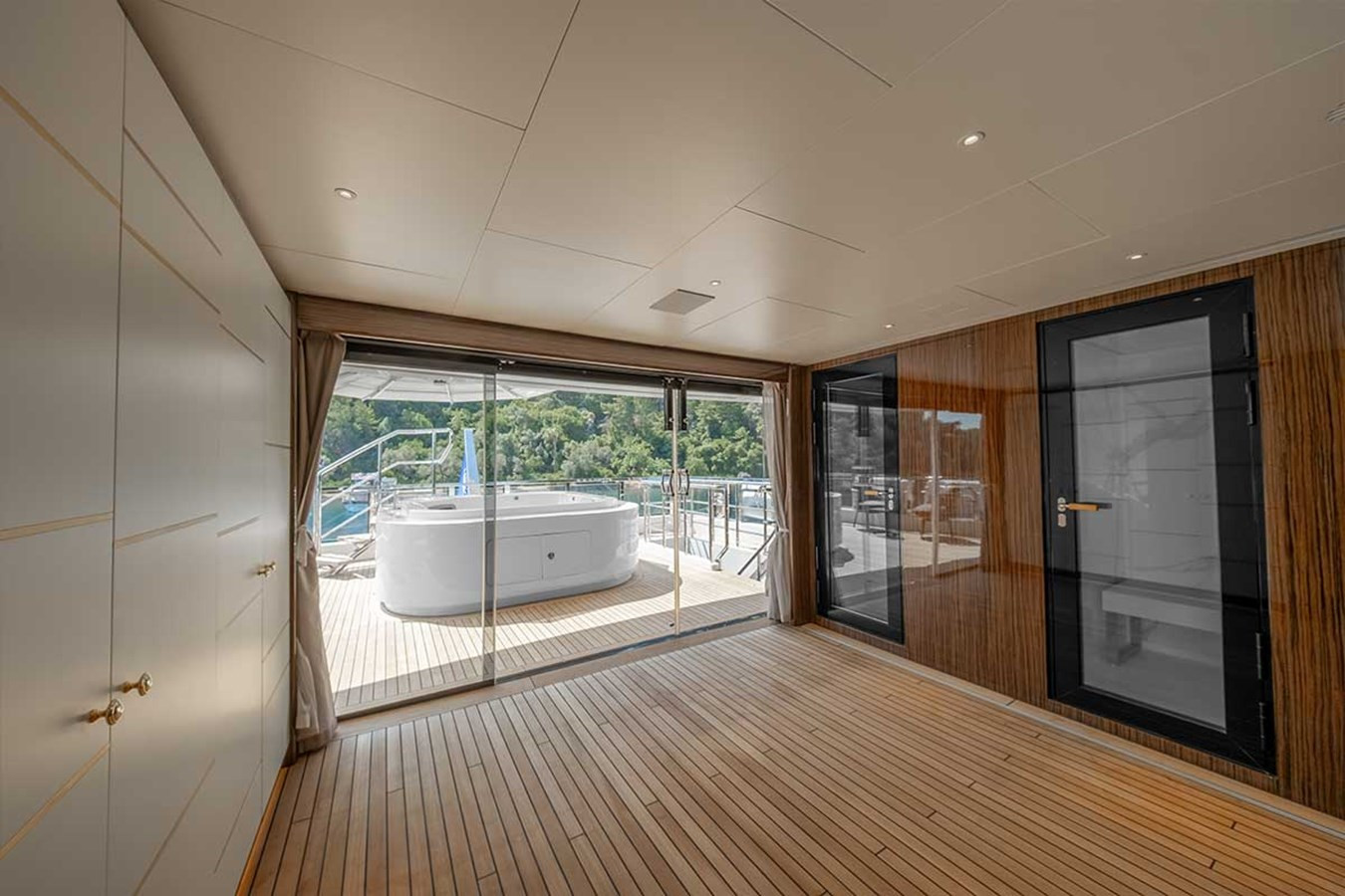 https://arconyachts.ams3.digitaloceanspaces.com/65437/conversions/large_4722197-optimize.jpg
