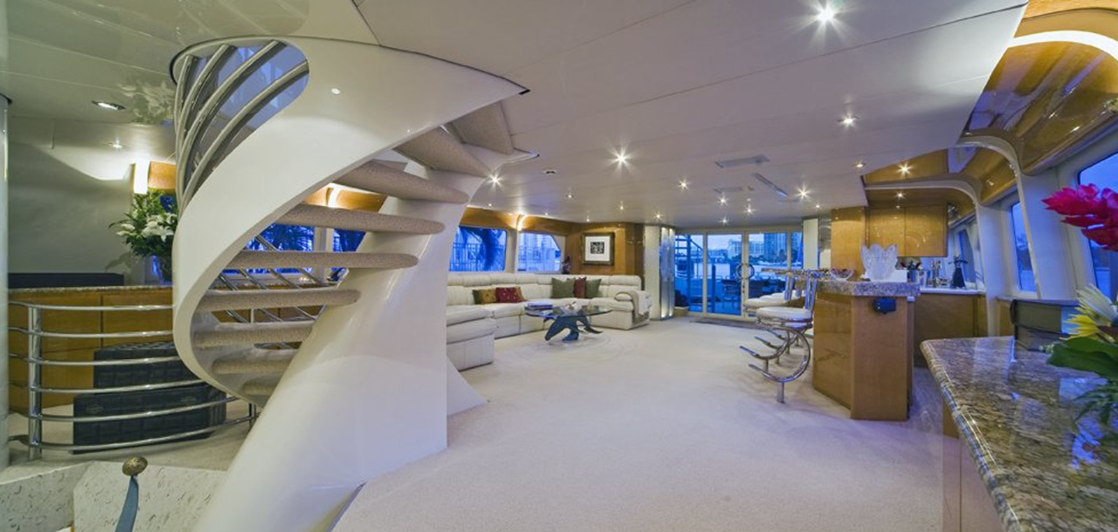 https://arconyachts.ams3.digitaloceanspaces.com/65460/conversions/large_4064814-optimize.jpg