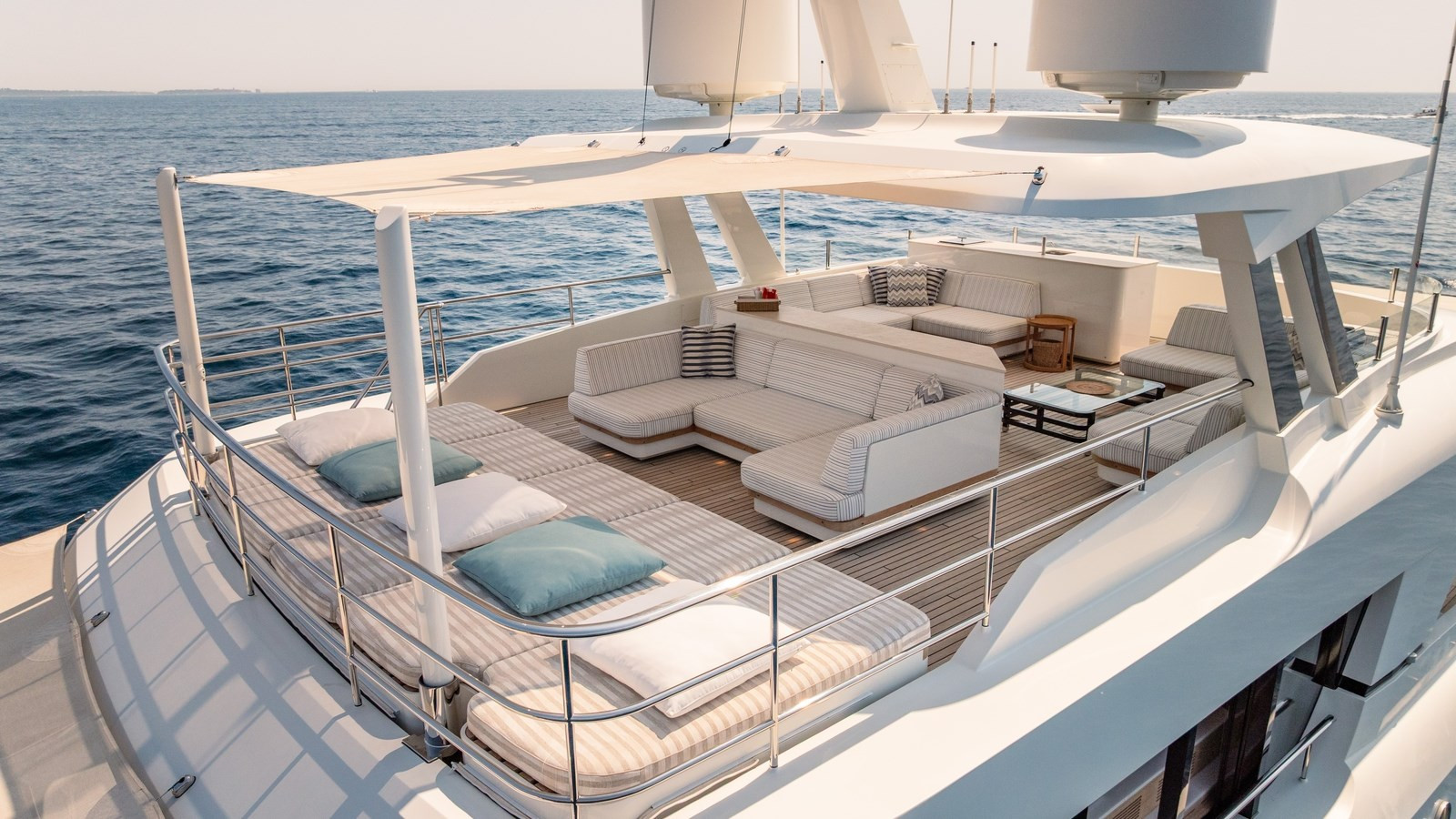 https://arconyachts.ams3.digitaloceanspaces.com/65461/conversions/large_4774006-optimize.jpg