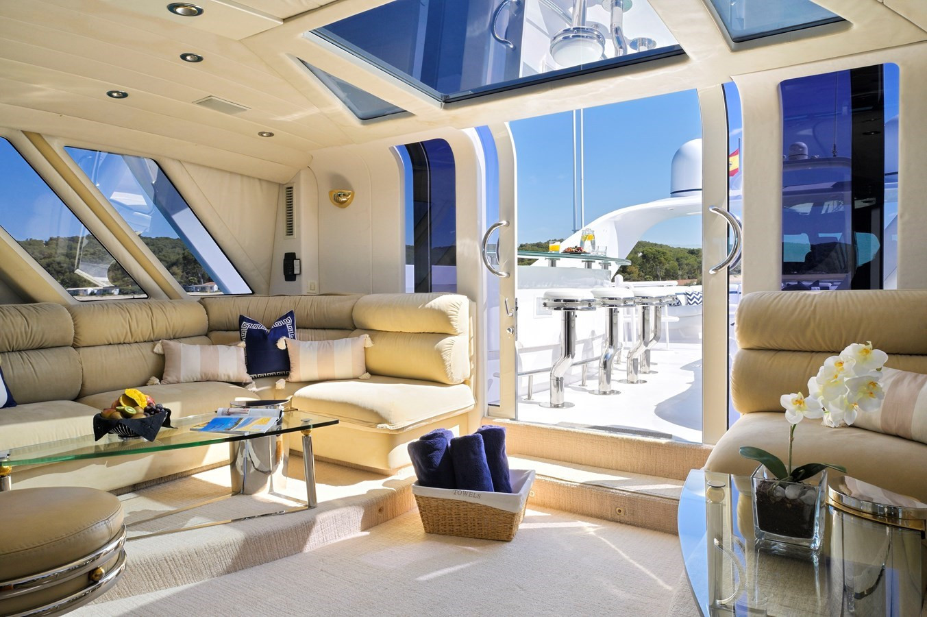 https://arconyachts.ams3.digitaloceanspaces.com/65466/conversions/large_4064817-optimize.jpg