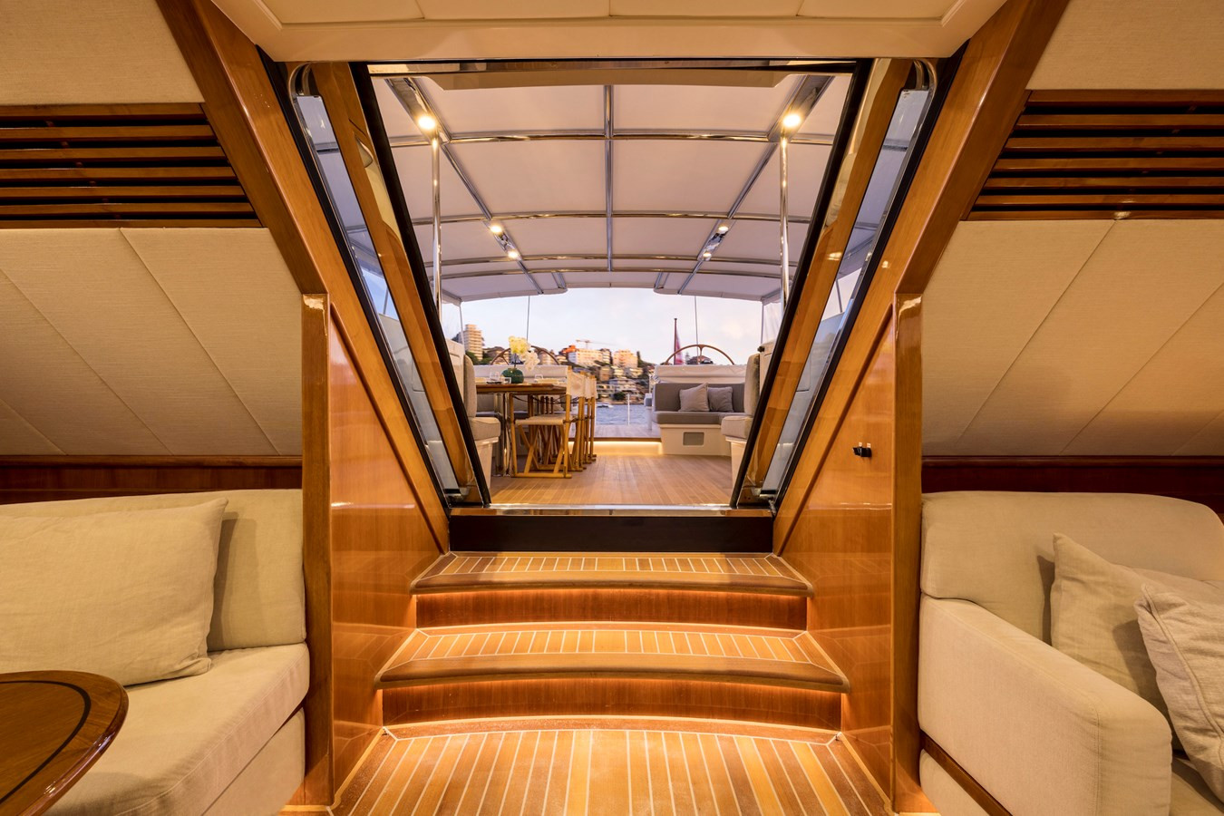 https://arconyachts.ams3.digitaloceanspaces.com/65537/conversions/large_3704954-optimize.jpg