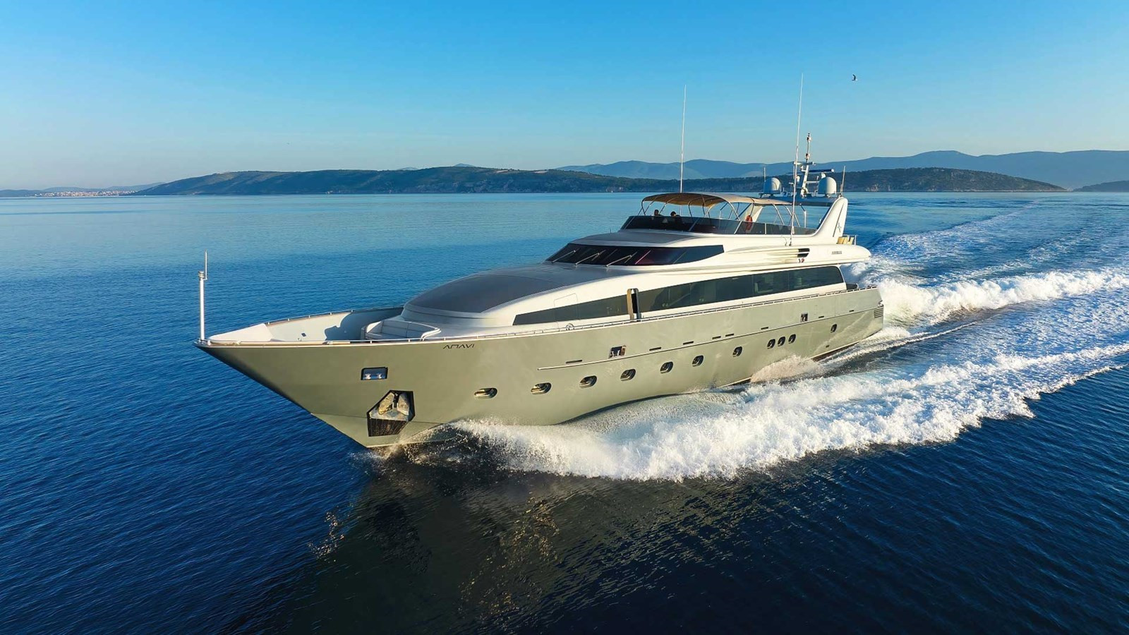 https://arconyachts.ams3.digitaloceanspaces.com/65562/conversions/large_4263801-optimize.jpg