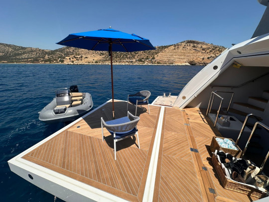 HARGRAVE YACHTS E SERIES TRI-DECK