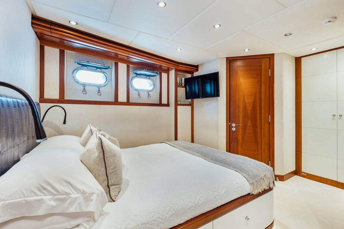 https://arconyachts.ams3.digitaloceanspaces.com/65618/conversions/large_4325052-optimize.jpg