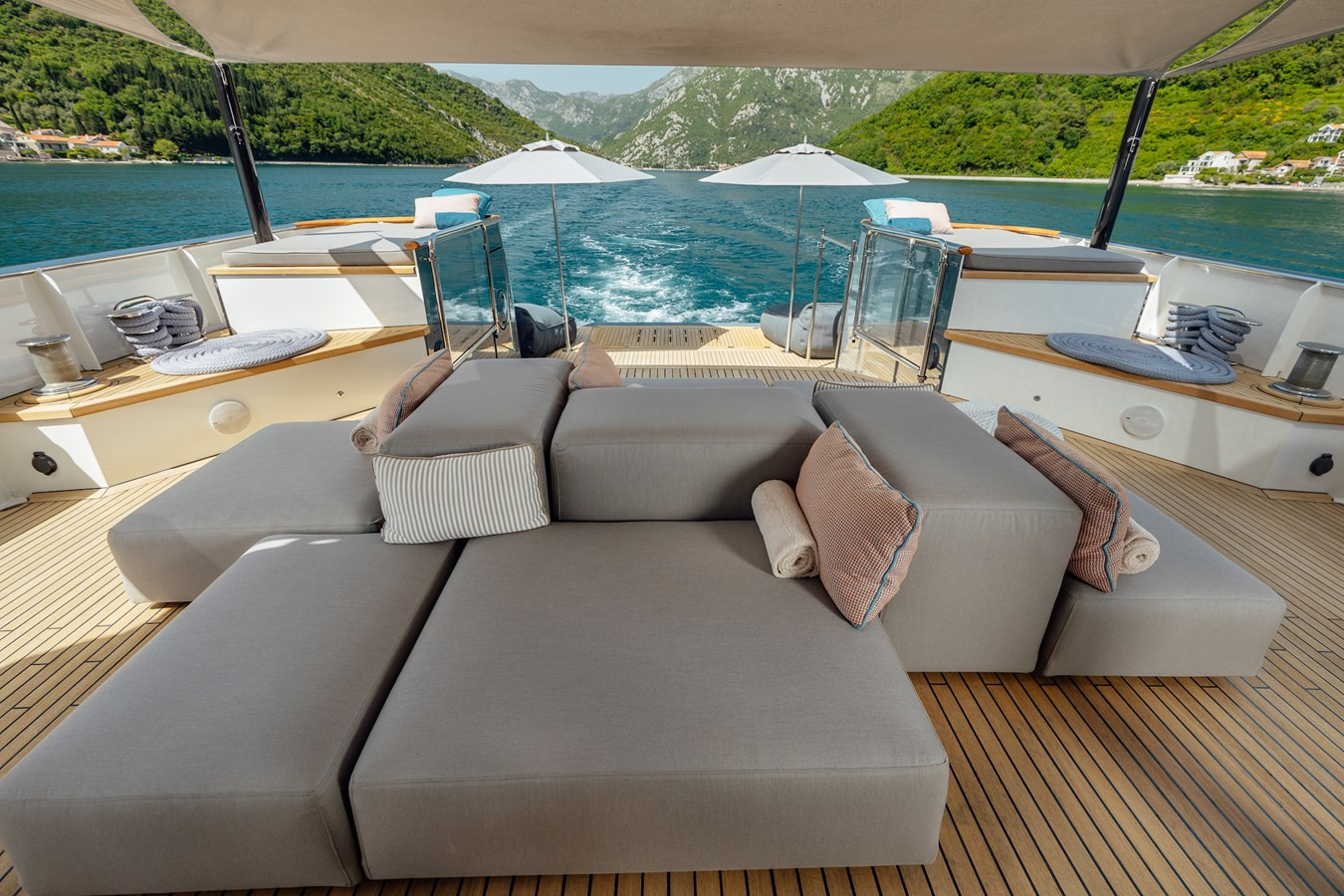 https://arconyachts.ams3.digitaloceanspaces.com/65657/conversions/large_4325065-optimize.jpg