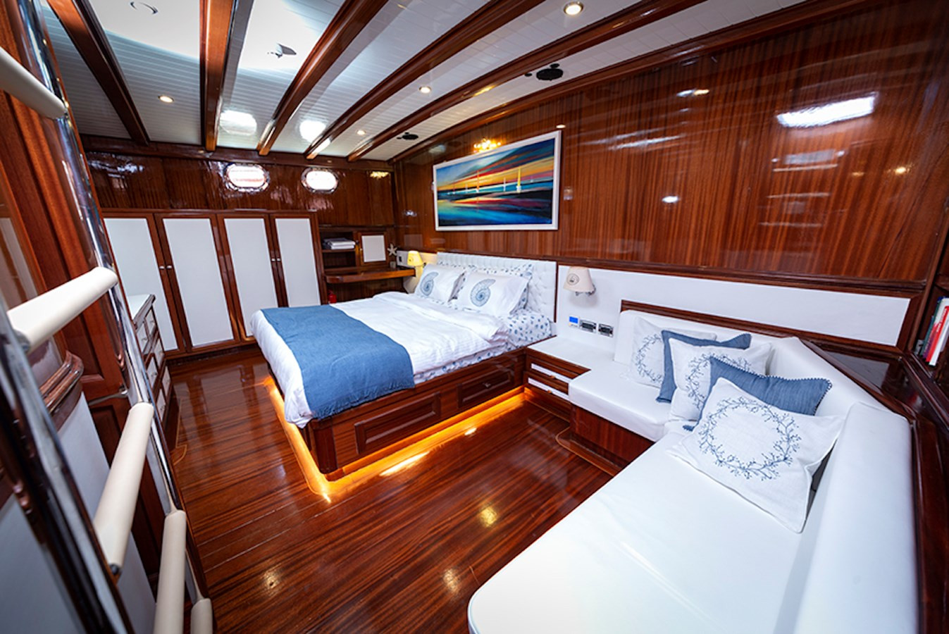 https://arconyachts.ams3.digitaloceanspaces.com/65685/conversions/large_4132192-optimize.jpg