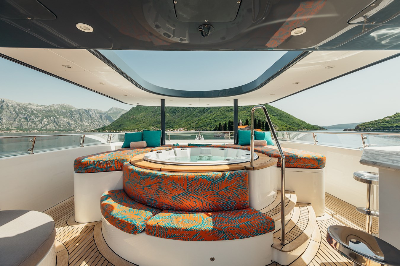 https://arconyachts.ams3.digitaloceanspaces.com/65700/conversions/large_4325082-optimize.jpg