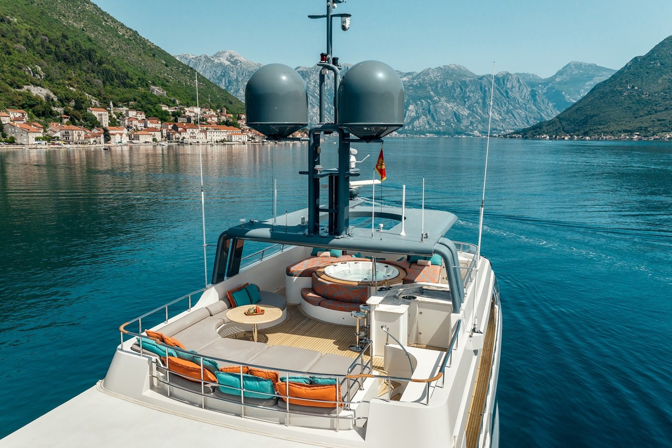 https://arconyachts.ams3.digitaloceanspaces.com/65705/conversions/large_4325087-optimize.jpg