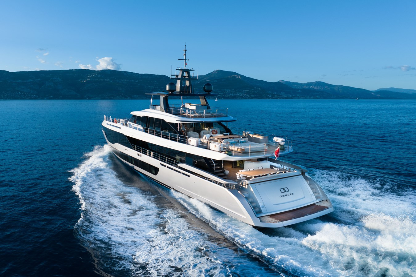 https://arconyachts.ams3.digitaloceanspaces.com/65722/conversions/large_4223081-optimize.jpg