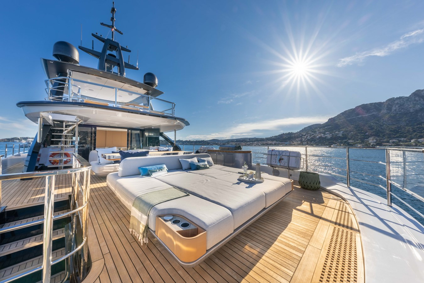 https://arconyachts.ams3.digitaloceanspaces.com/65756/conversions/large_4223094-optimize.jpg
