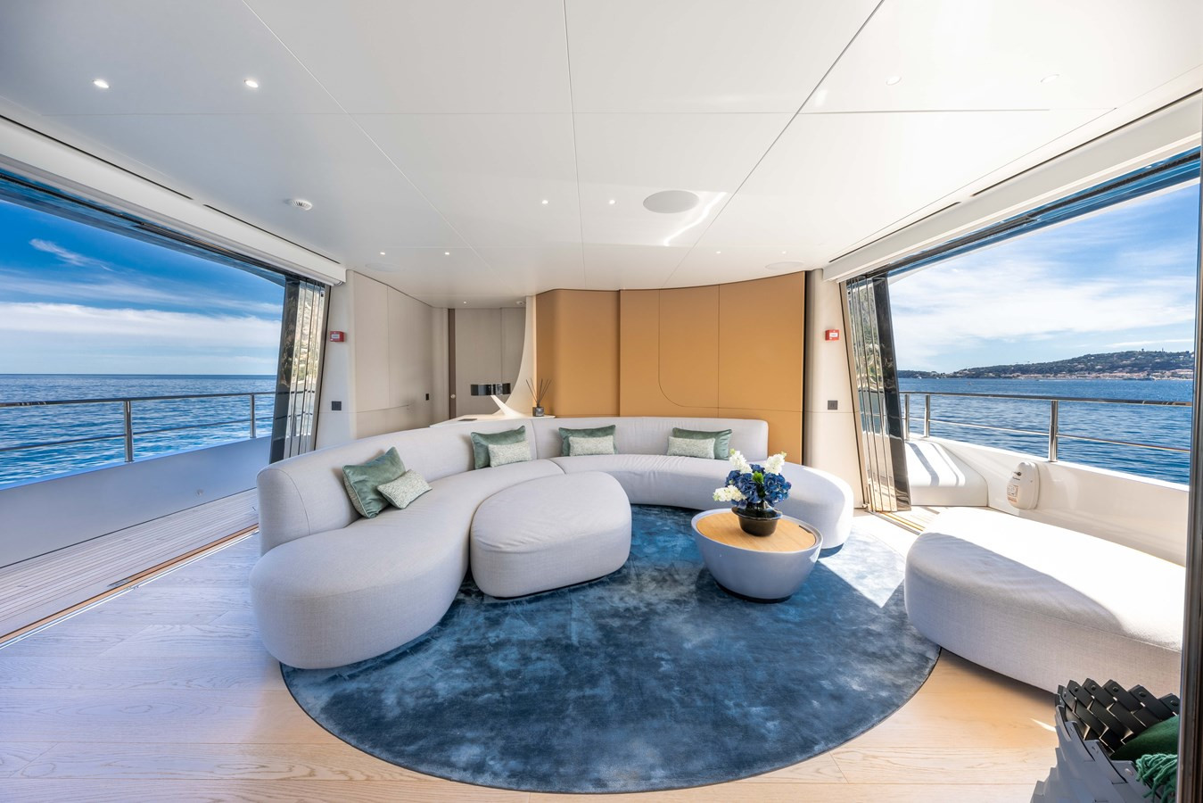 https://arconyachts.ams3.digitaloceanspaces.com/65758/conversions/large_4223095-optimize.jpg
