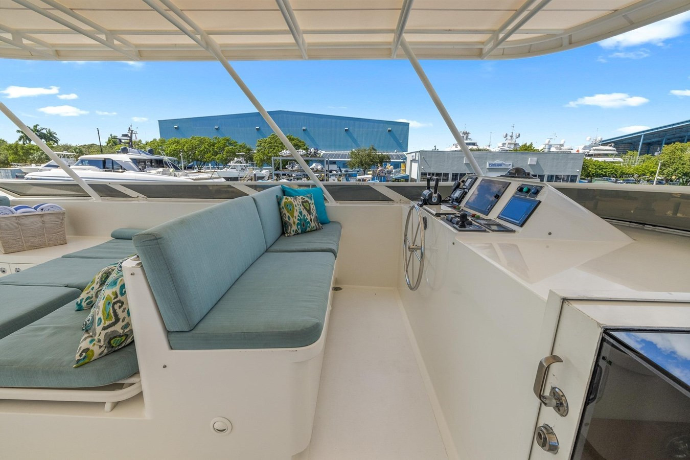 https://arconyachts.ams3.digitaloceanspaces.com/65830/conversions/large_4847080-optimize.jpg