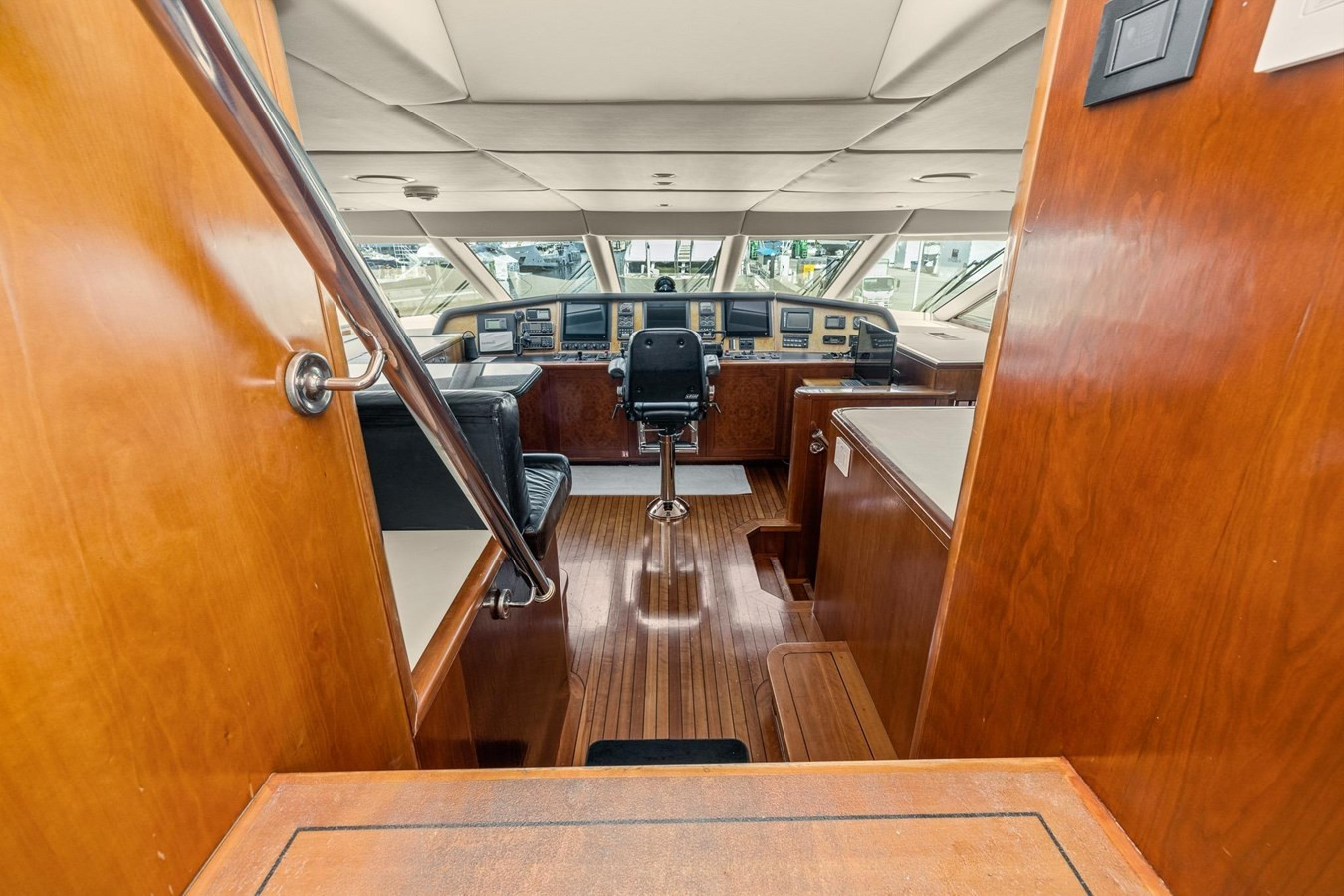 https://arconyachts.ams3.digitaloceanspaces.com/65871/conversions/large_4847094-optimize.jpg