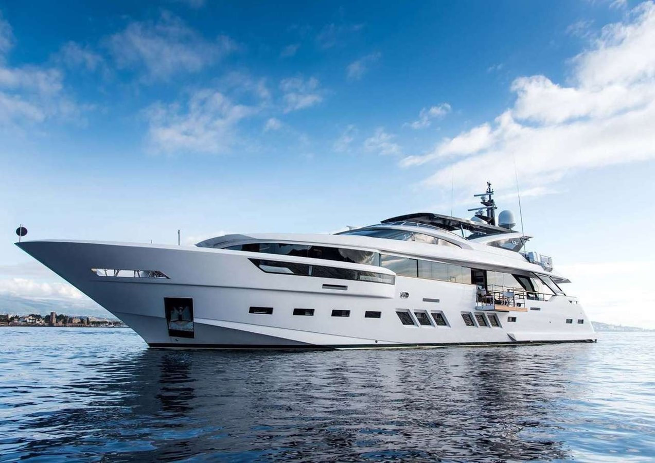 https://arconyachts.ams3.digitaloceanspaces.com/65882/conversions/large_4223890-optimize.jpg